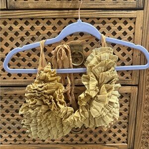 Magnolia Pearl mustard Jabot